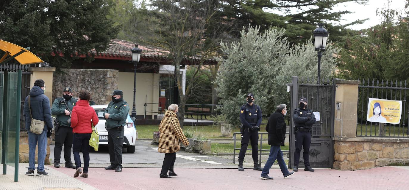 Custodiada por numerosos agentes de seguridad, la primera persona en recibirla ha sido Javier Martín, un usuario de 68 años de la residencia 'Madre de Dios' de Haro