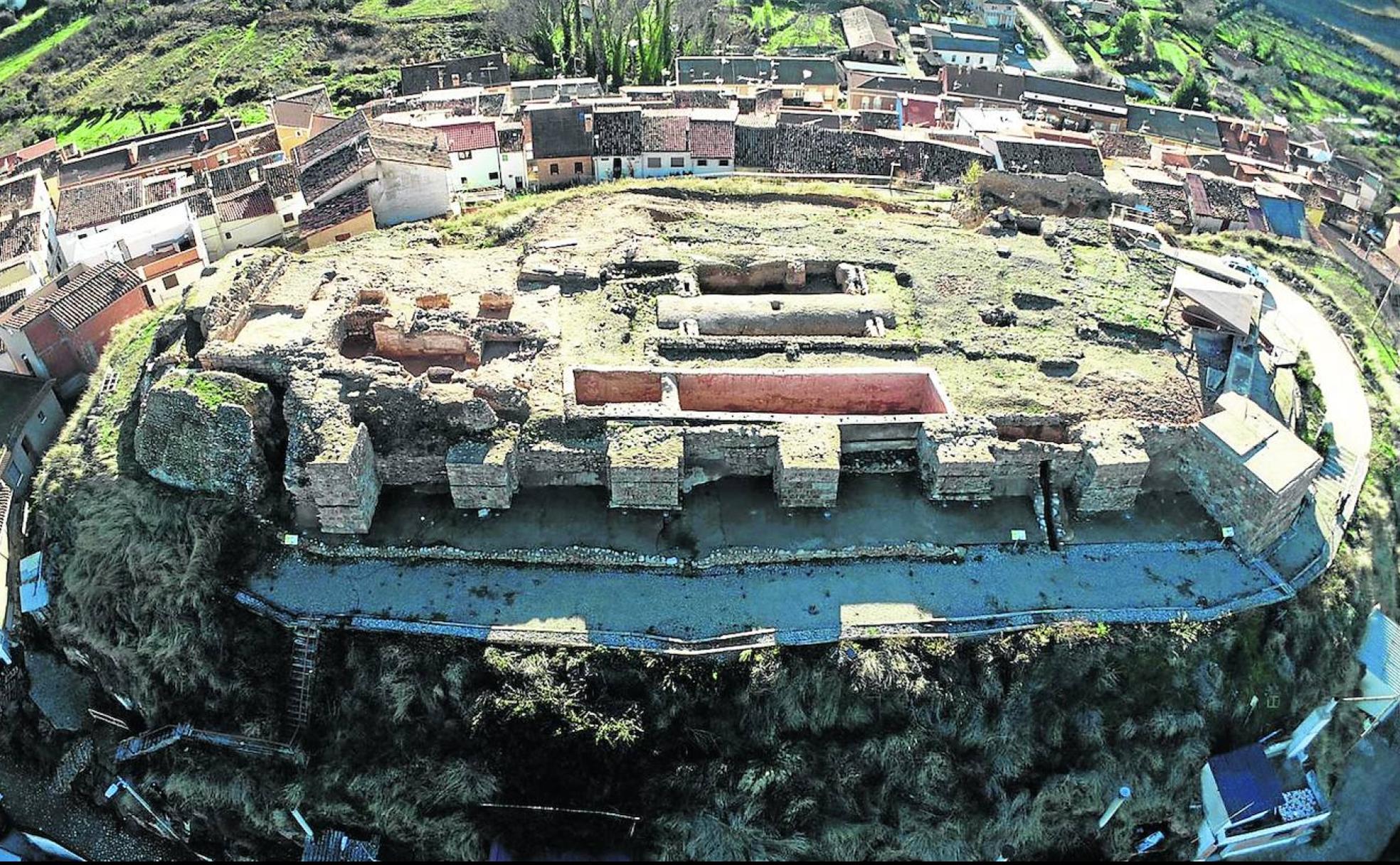 Vista panorámica y aérea del castillo Señorío de Cameros, de Nalda, en cuya recuperación se trabaja desde el año 2012. 