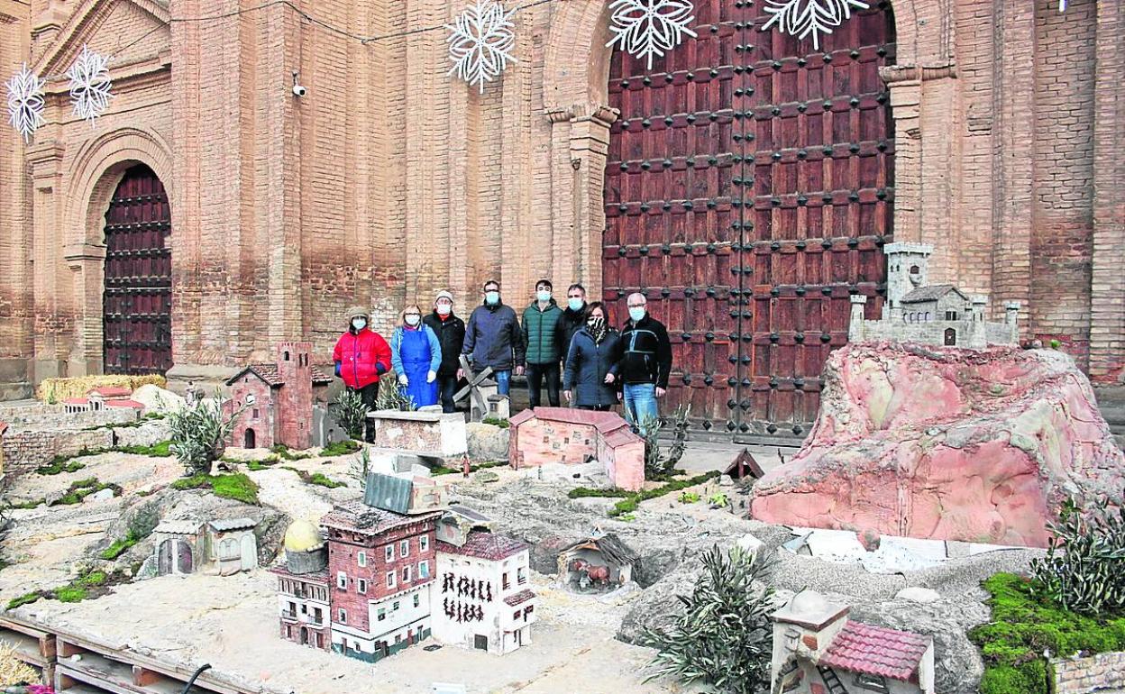 El grupo de voluntarios hace posible este belén artesanal de gran tamaño con motivos locales. 