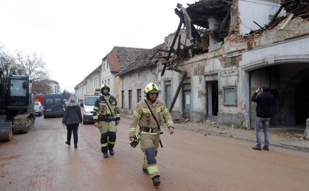 Los equipos de rescate continúan trabajando en Petrinja (Croacia).