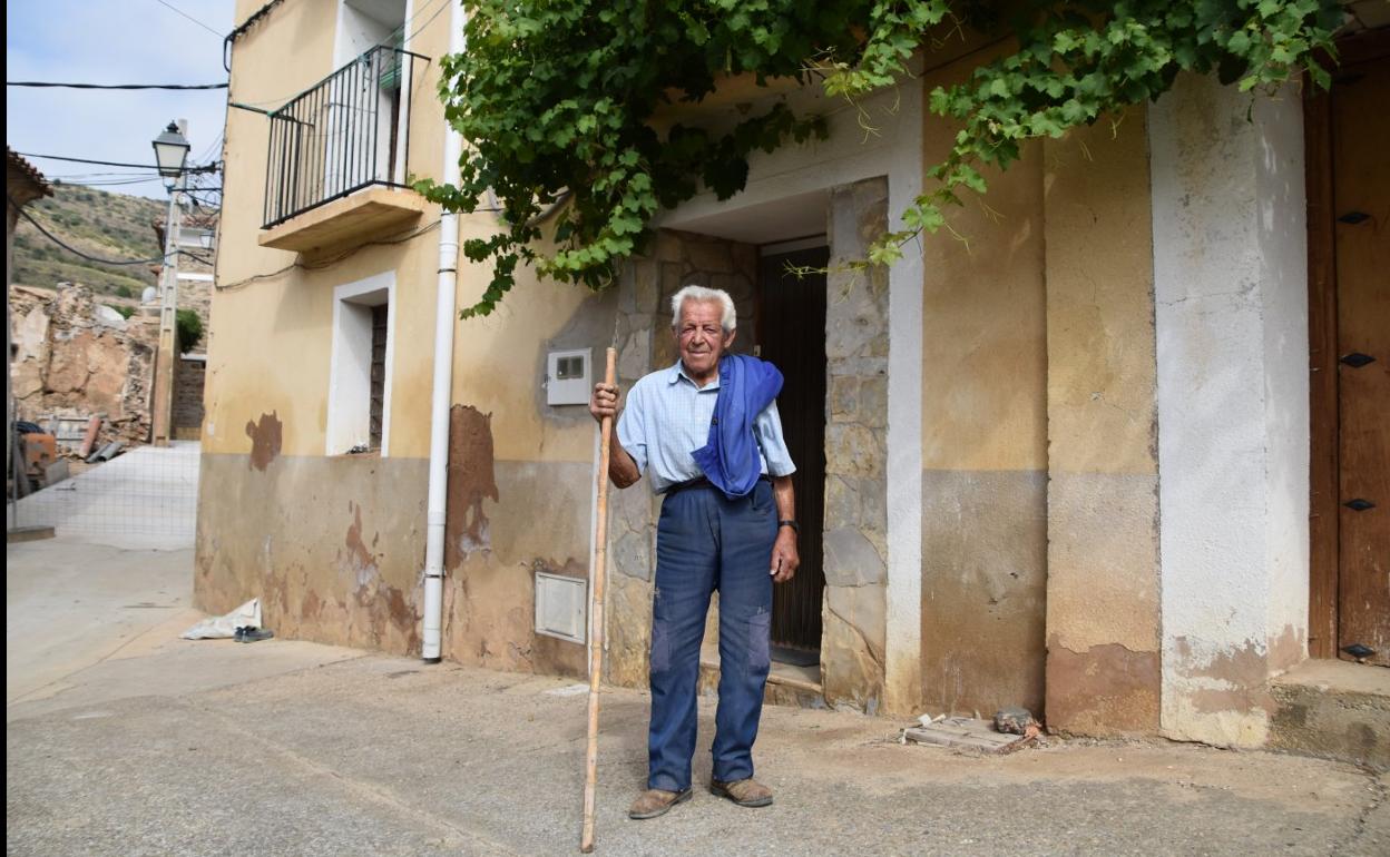 Pedro Fernández, junto a su vivienda en Valdemadera. 