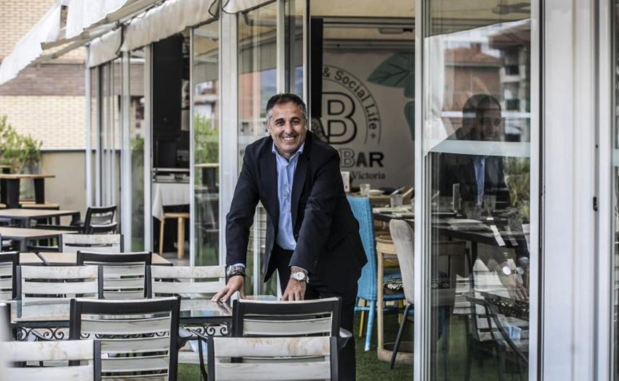 Demetrio Domínguez en la terraza del hotel Ibis Style (Victoria) de Arnedo. 