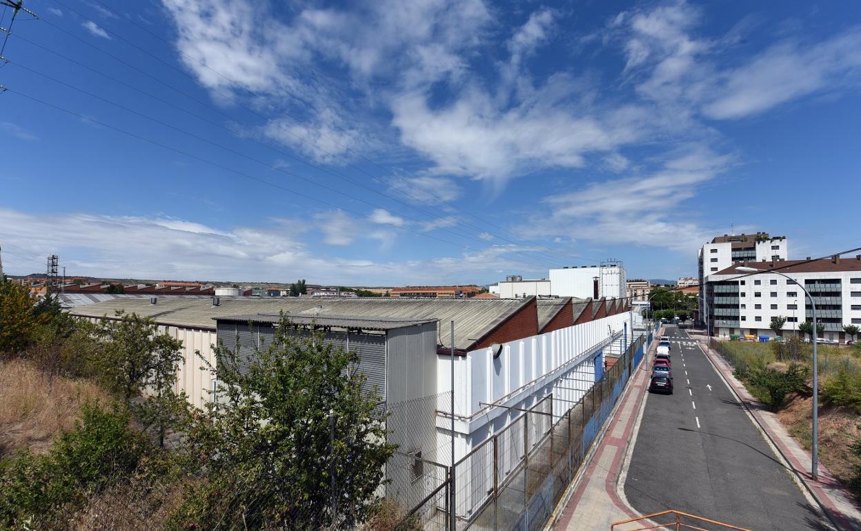 En la zona conviven empresas y viviendas, cuyos vecinos se plantean recurrir los acuerdos municipales. 