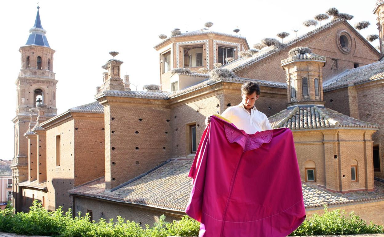 Fabio Jiménez, junto a la Colegiata de Alfaro, su ciudad natal. 