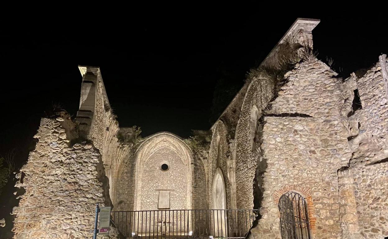 Las ruinas de la iglesia Virgen de las Vegas, iluminada de noche. 