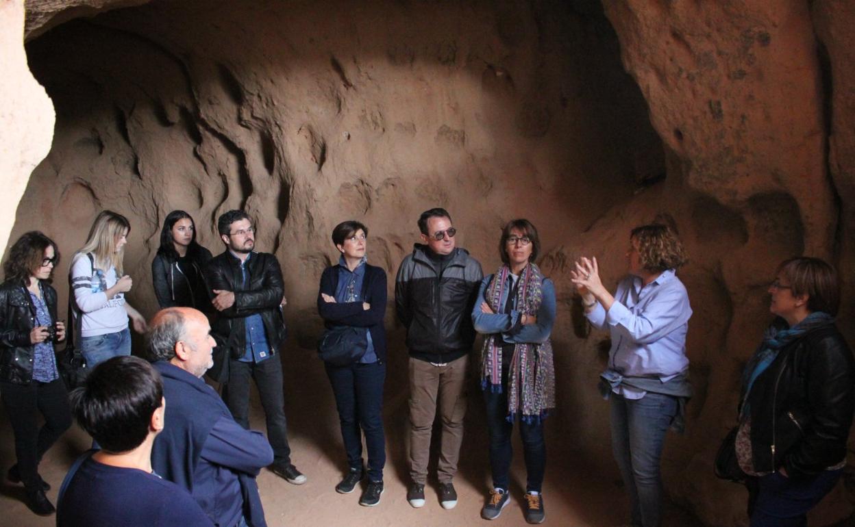 Como en anteriores ediciones, personal de la Oficina de Turismo guiará visitas a las cuevas en el Fárdelej. 