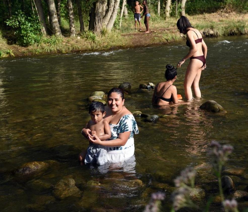 Linet y su hijo se refrescan en el Iregua. 