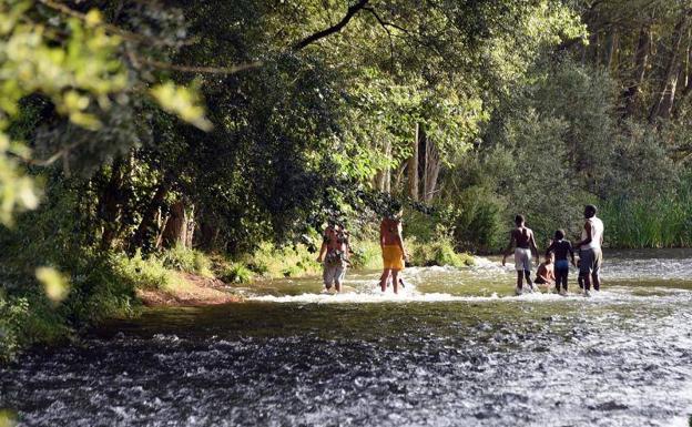 Imagen principal - El parque del Iregua, desde el puente peatonal de acceso a Varea hasta Puente Madre, es uno de los sitios más frecuentados por bañistas y familias. 