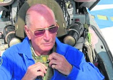 Imagen secundaria 1 - Arriba, en una imagen reciente en la playa. Abajo, en su viaje al espacio. 