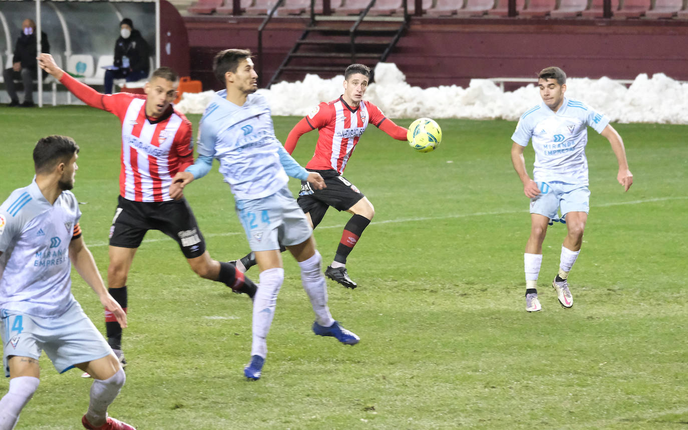 Los blanquirrojos se han impuesto al Mirandés en un choque marcado por el estado del terreno de juego tras la nevada caída en la capital riojana