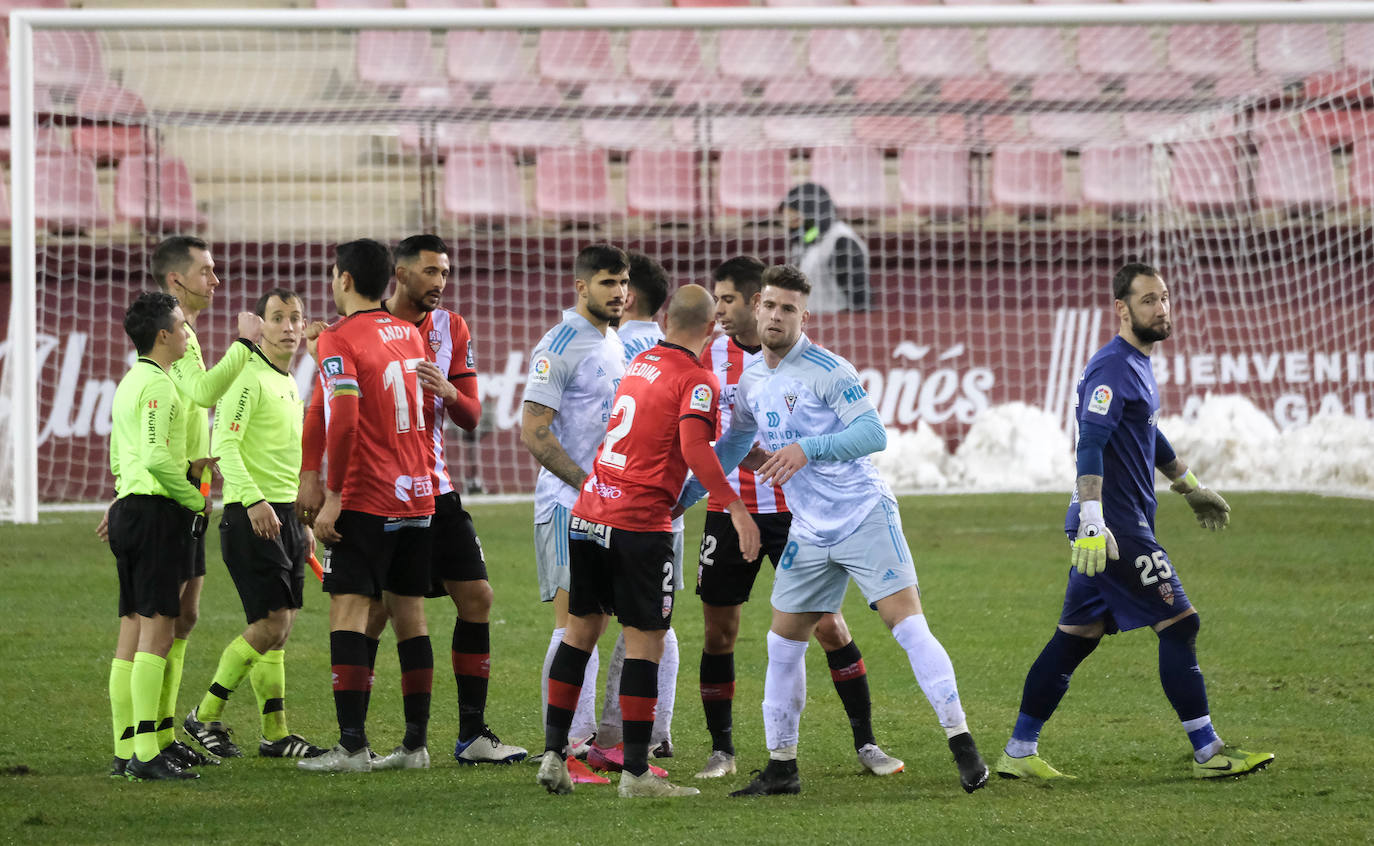 Los blanquirrojos se han impuesto al Mirandés en un choque marcado por el estado del terreno de juego tras la nevada caída en la capital riojana