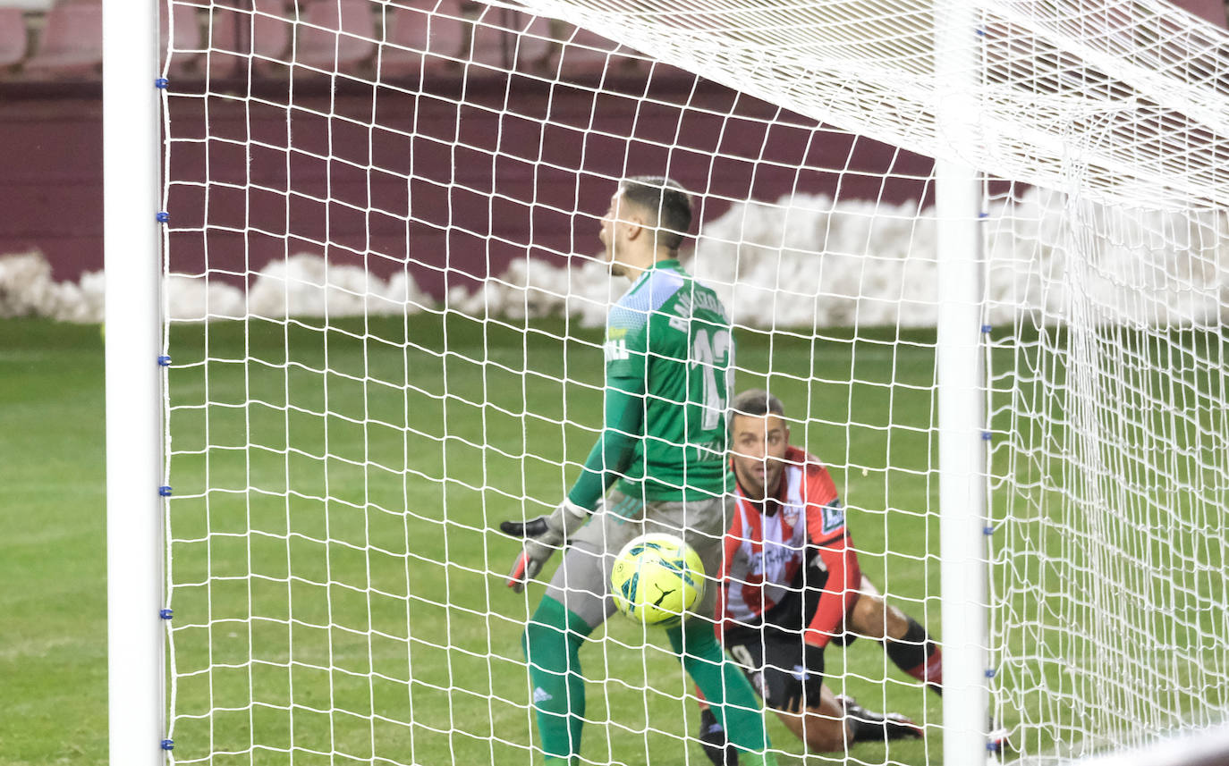 Los blanquirrojos se han impuesto al Mirandés en un choque marcado por el estado del terreno de juego tras la nevada caída en la capital riojana