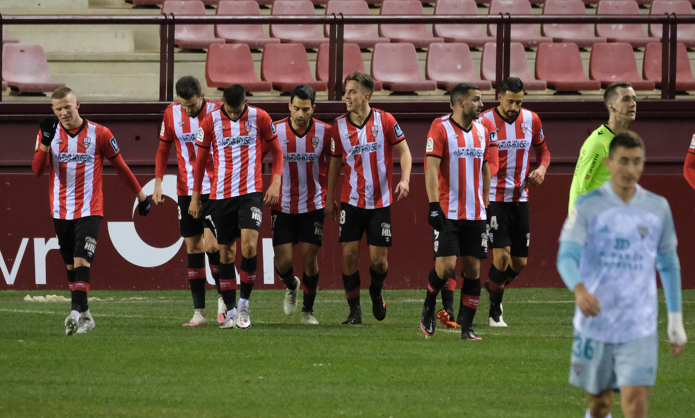 Los blanquirrojos se han impuesto al Mirandés en un choque marcado por el estado del terreno de juego tras la nevada caída en la capital riojana