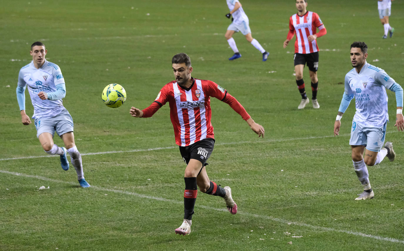 Los blanquirrojos se han impuesto al Mirandés en un choque marcado por el estado del terreno de juego tras la nevada caída en la capital riojana