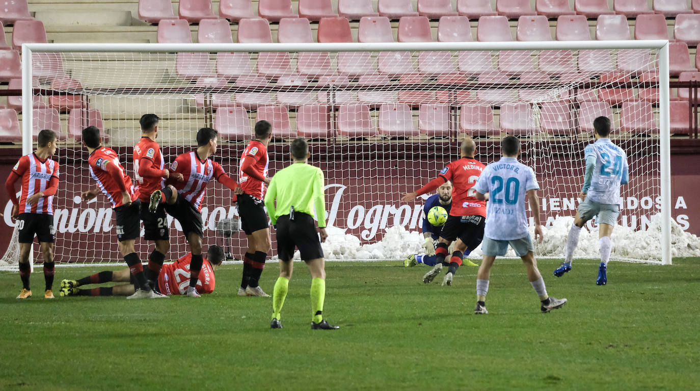 Los blanquirrojos se han impuesto al Mirandés en un choque marcado por el estado del terreno de juego tras la nevada caída en la capital riojana