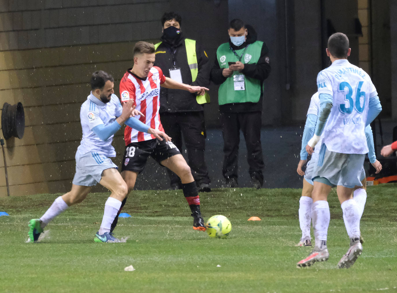 Los blanquirrojos se han impuesto al Mirandés en un choque marcado por el estado del terreno de juego tras la nevada caída en la capital riojana