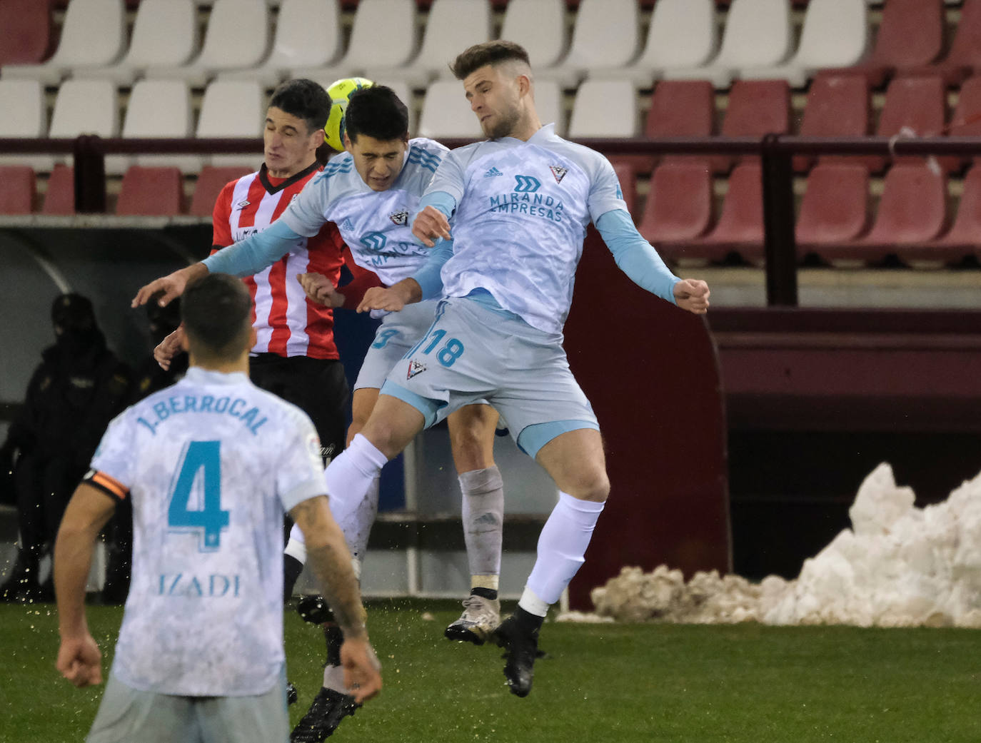 Los blanquirrojos se han impuesto al Mirandés en un choque marcado por el estado del terreno de juego tras la nevada caída en la capital riojana