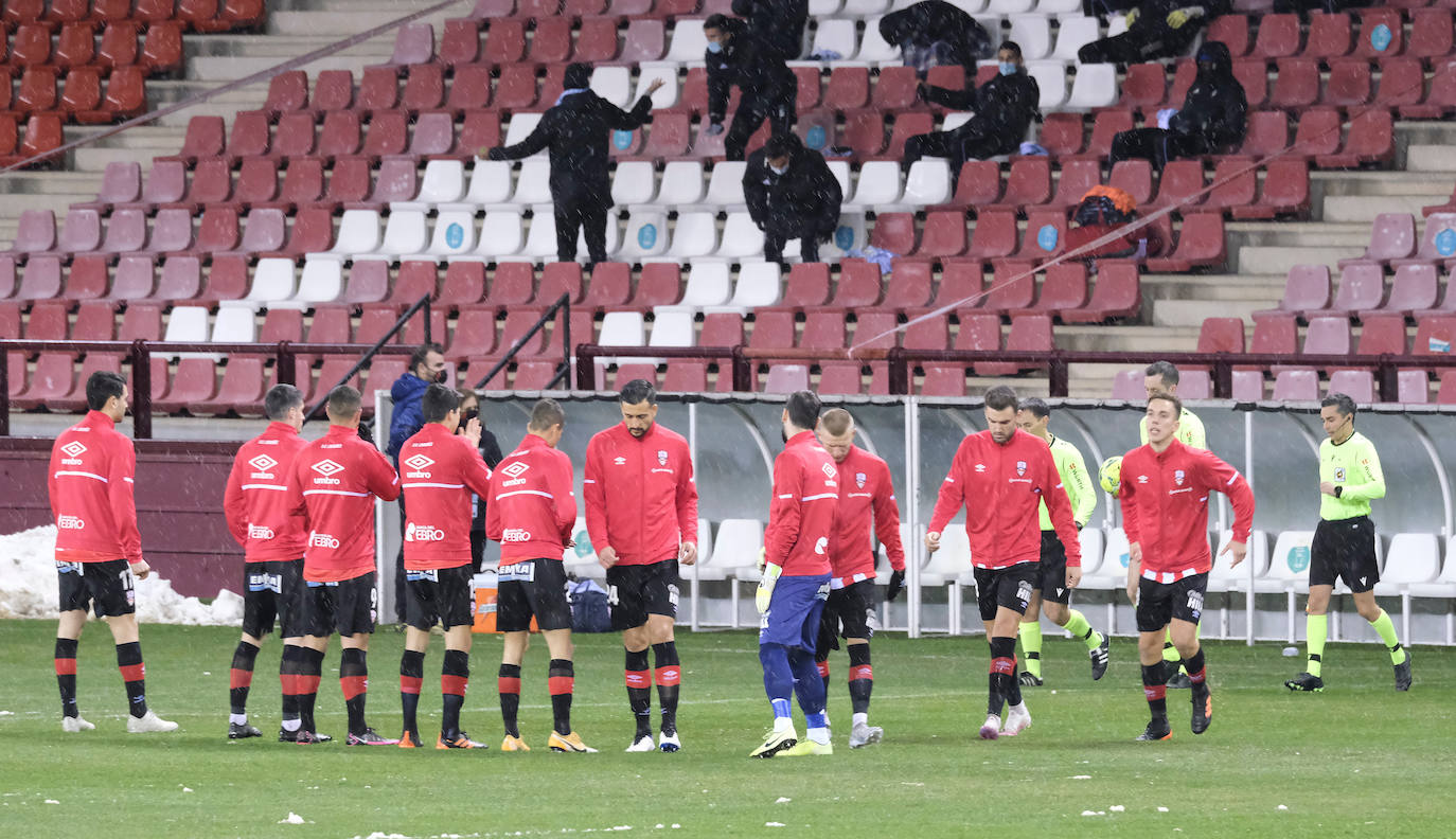 Los blanquirrojos se han impuesto al Mirandés en un choque marcado por el estado del terreno de juego tras la nevada caída en la capital riojana