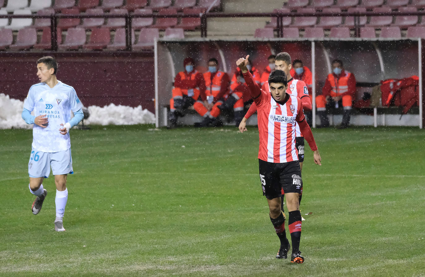 Los blanquirrojos se han impuesto al Mirandés en un choque marcado por el estado del terreno de juego tras la nevada caída en la capital riojana