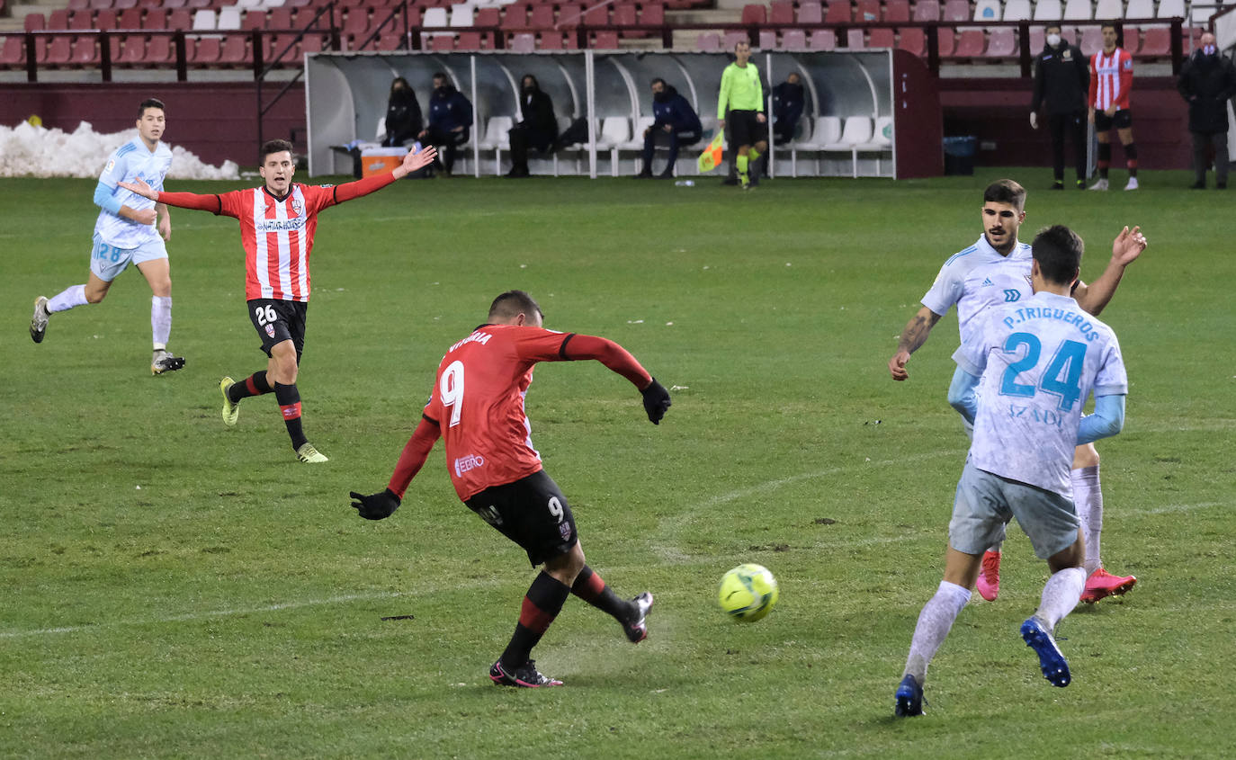 Los blanquirrojos se han impuesto al Mirandés en un choque marcado por el estado del terreno de juego tras la nevada caída en la capital riojana