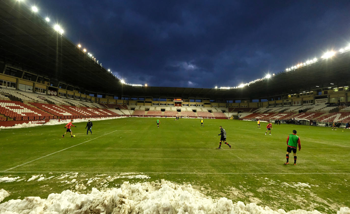 Los blanquirrojos se han impuesto al Mirandés en un choque marcado por el estado del terreno de juego tras la nevada caída en la capital riojana