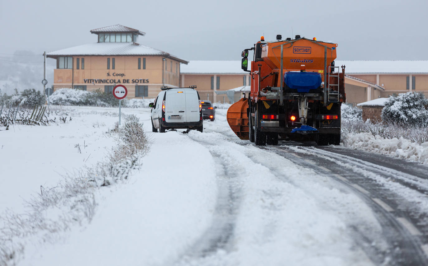 Municipios como Uruñuela, Najera, Sotés, Ventosa o Navarrete han recibido a la nieve en este 2 de enero