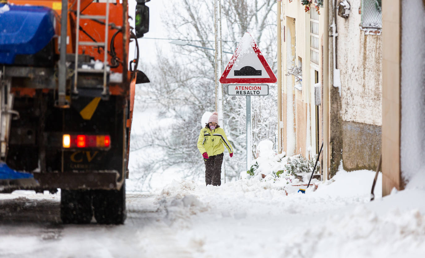 Municipios como Uruñuela, Najera, Sotés, Ventosa o Navarrete han recibido a la nieve en este 2 de enero