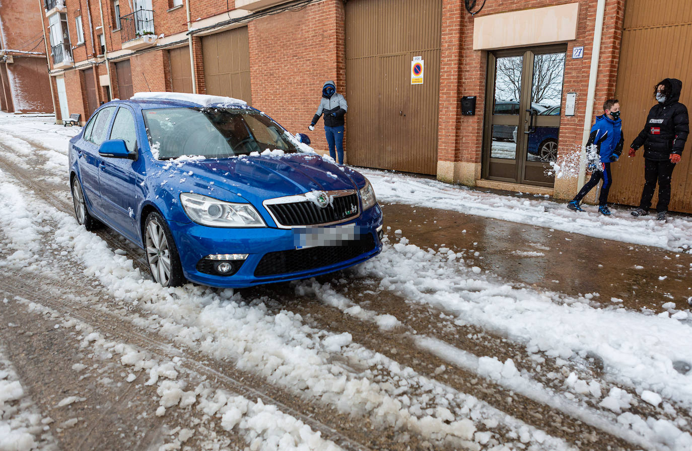 Municipios como Uruñuela, Najera, Sotés, Ventosa o Navarrete han recibido a la nieve en este 2 de enero