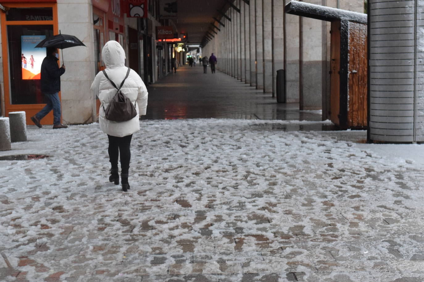 La capital riojana ha amanecido este sábado cubierta por una gruesa capa de nieve. 