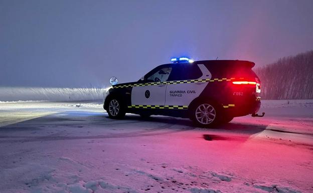 Imagen principal - La Rioja se mantiene en alerta en pleno aviso por bajas temperaturas y nuevas nevadas