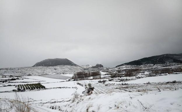 Imagen principal - La Rioja se mantiene en alerta en pleno aviso por bajas temperaturas y nuevas nevadas
