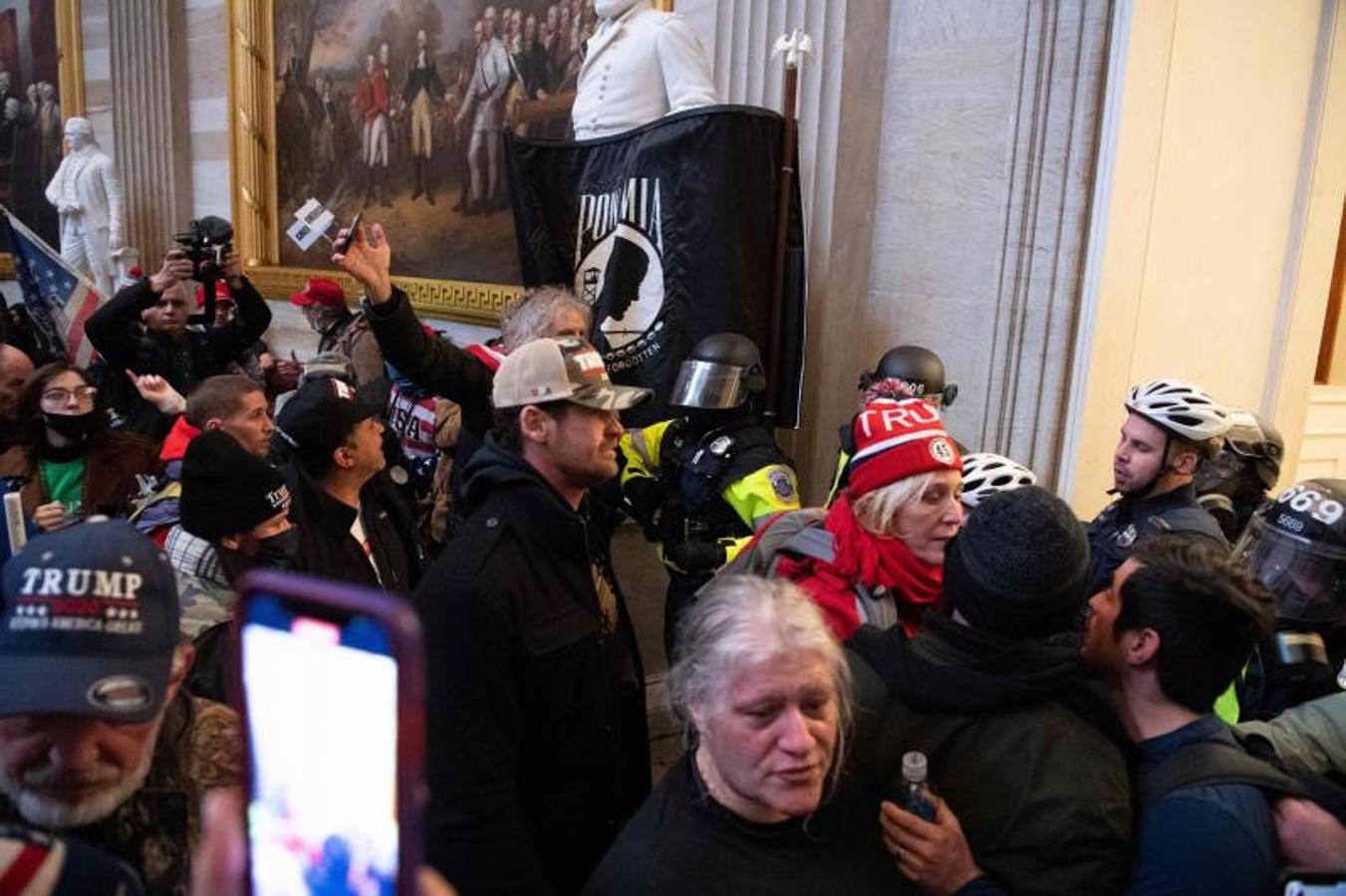 Partidarios del presidente de Estados Unidos, Donald Trump, protestan en la rotonda del Capitolio de Estados Unidos