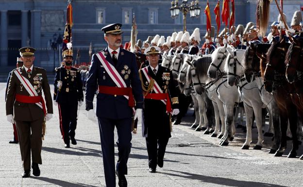 El rey Felipe VI pasa revista a la Guardia Real en la Pascua Militar del año pasado 