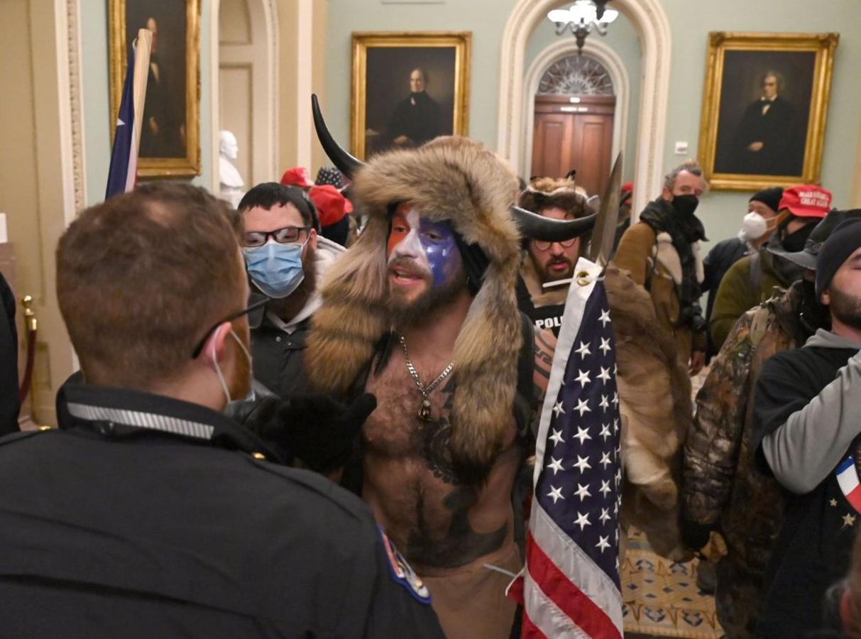 En la imagen, algunos de los manifestantes dentro del Capitolio