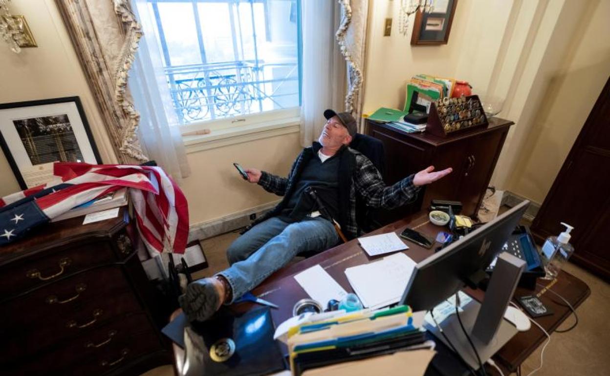 Un seguidor de Trump se fotografía en el despacho de la presidenta de la Cámara de Representantes, la demócrata Nancy Pelosi. 