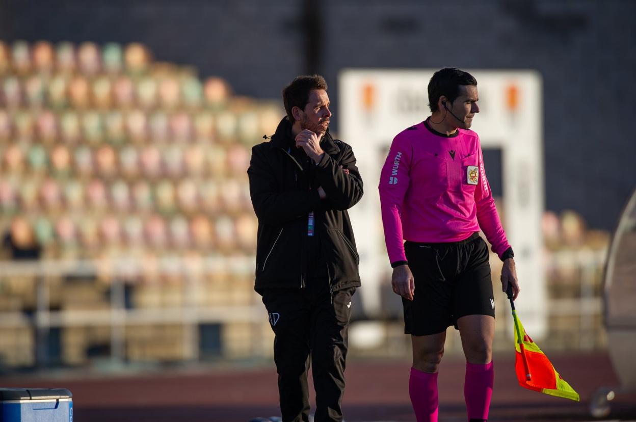 Aitor Calle analiza la situación del partido durante la segunda eliminatoria de la Copa ante el Rayo, el pasado miércoles. 