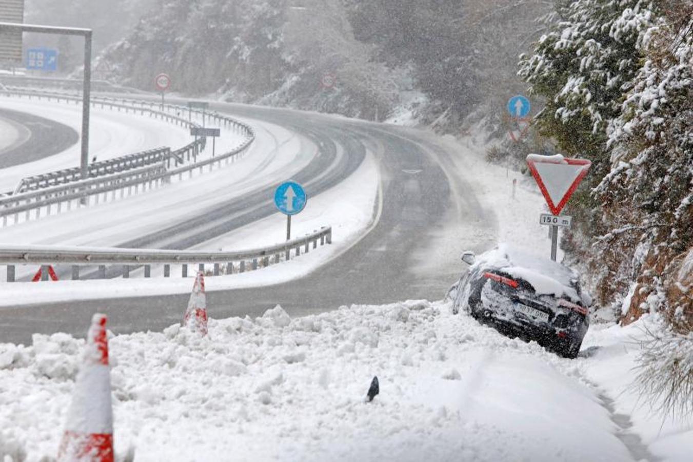 En la imagen, fuerte nevada en la autovía A2 a su paso por El Bruc (Barcelona)