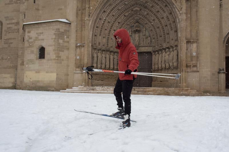 Un esquiador en la plaza de la catedral de Huesca nevada por la borrasca Filomena 