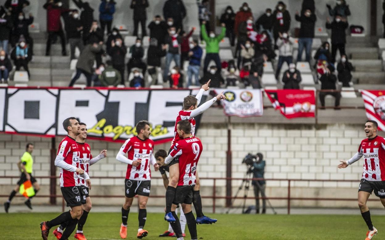Los jugadores de la SDL celebran uno de los goles marcados ante el Osasuna B en el Mudial 82 el pasado mes de diciembre. 
