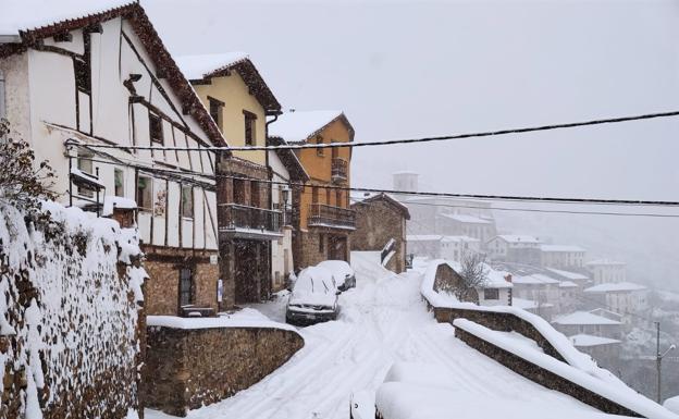 Imagen principal - En Villoslada de Cameros sigue nevando este domingo 