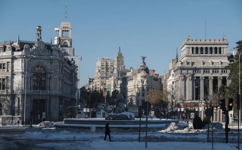 La Plaza de Cibeles, con la Gran Vía al fondo.