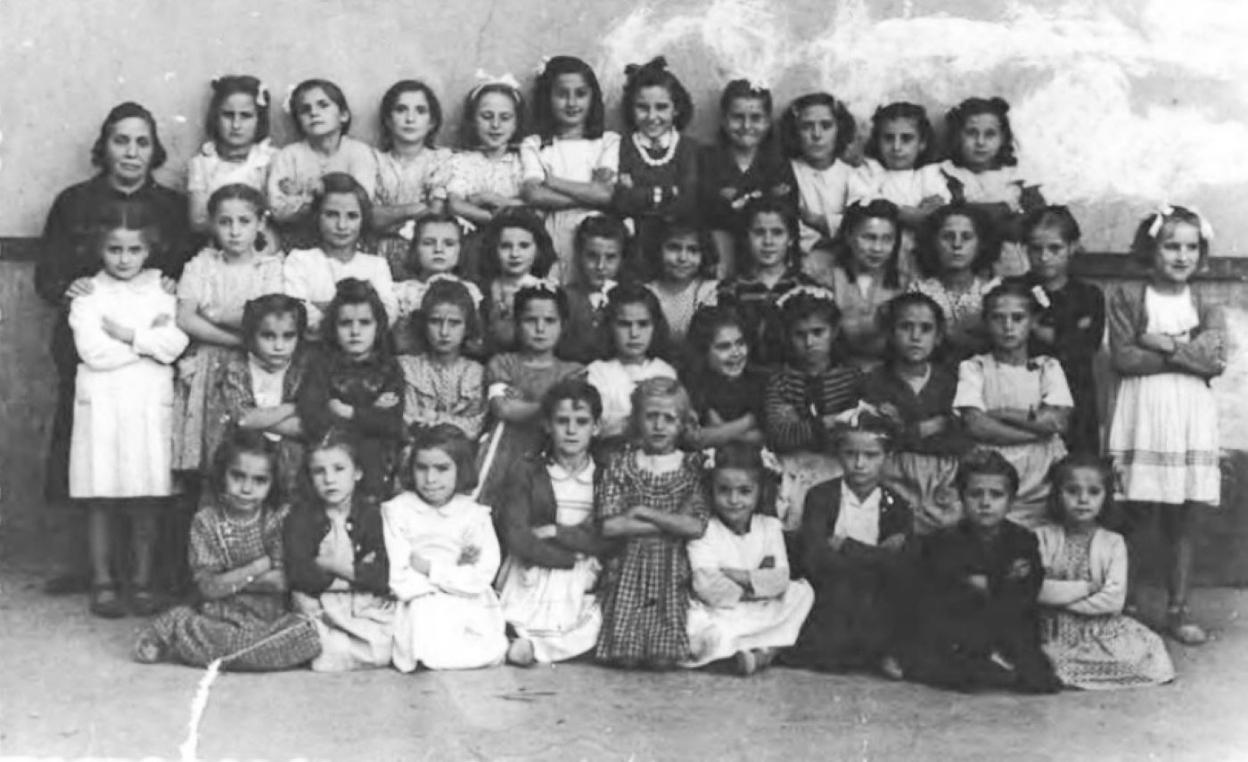 Alumnas de doña Joaquina, en el año 1945 en Quel