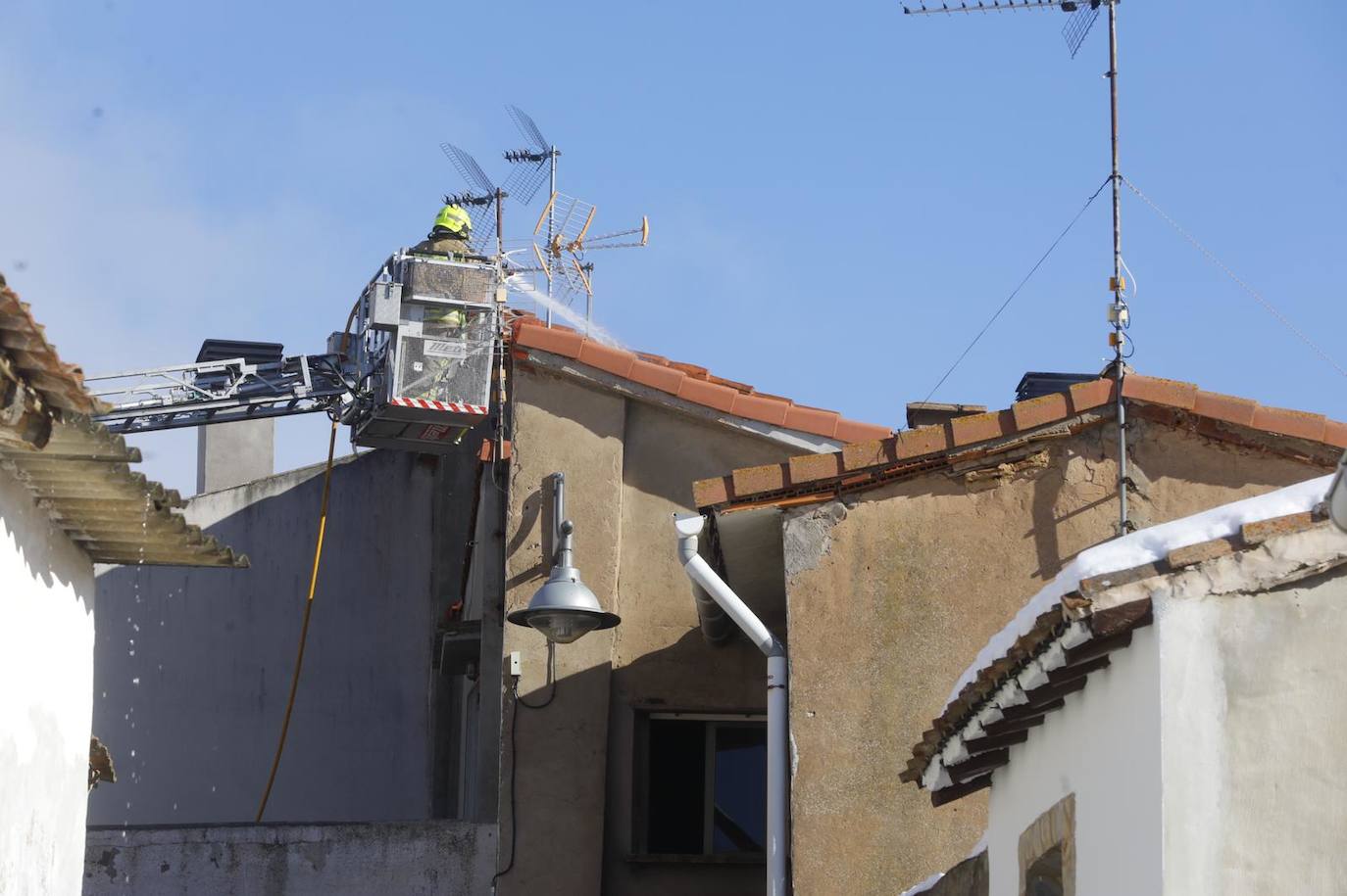 Un incendio ha afectado por completo a varias viviendas en Sojuela. 