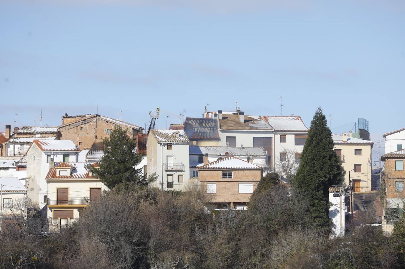 Un incendio ha afectado por completo a varias viviendas en Sojuela. 