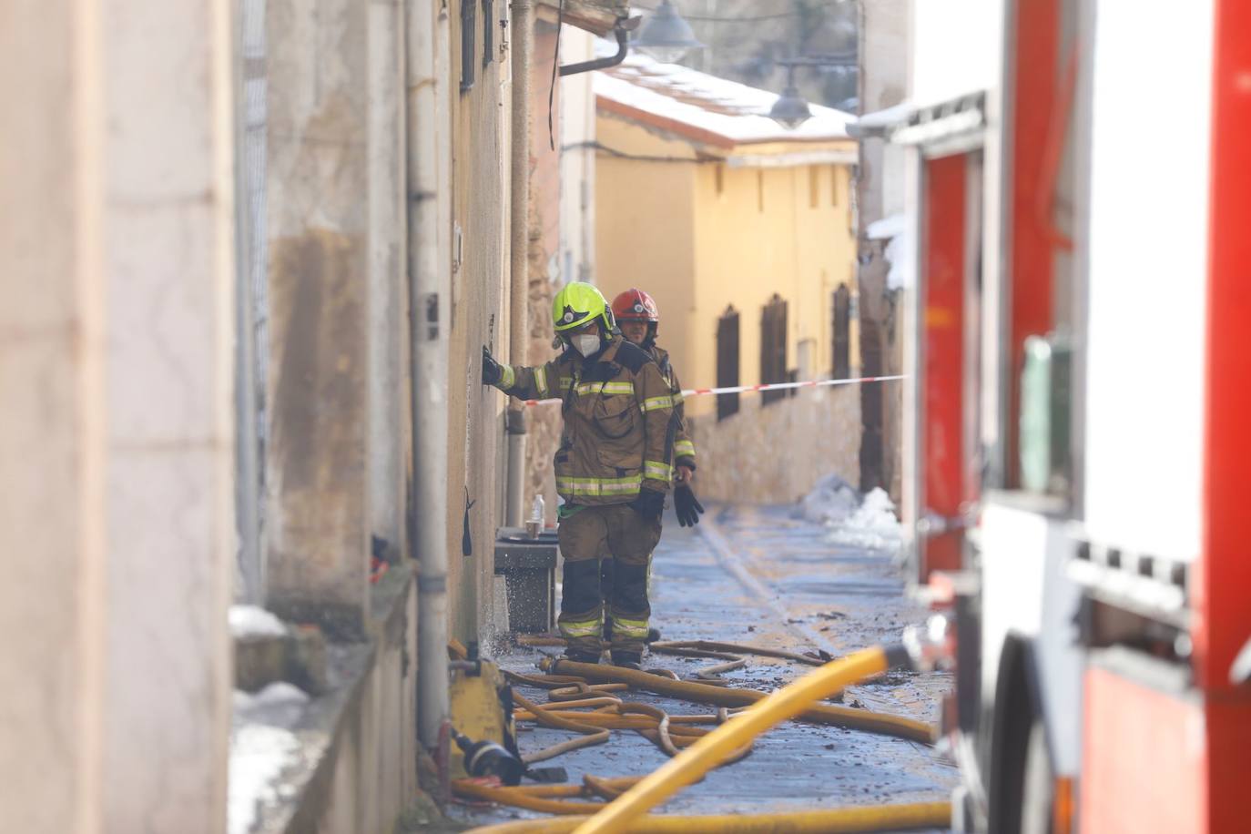 Un incendio ha afectado por completo a varias viviendas en Sojuela. 