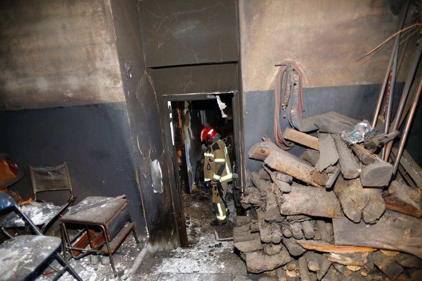 Un incendio ha afectado por completo a varias viviendas en Sojuela. 