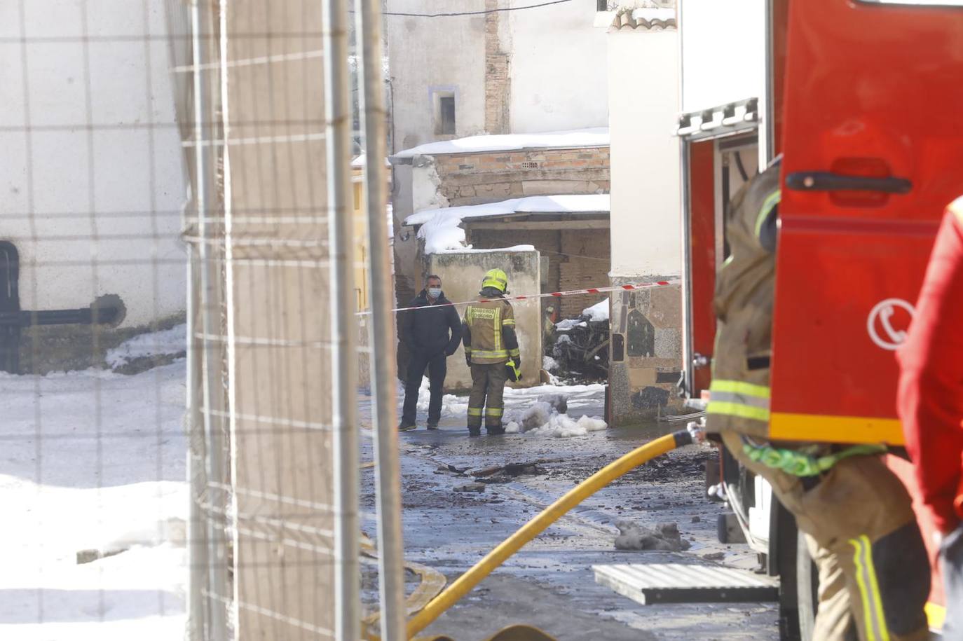 Un incendio ha afectado por completo a varias viviendas en Sojuela. 