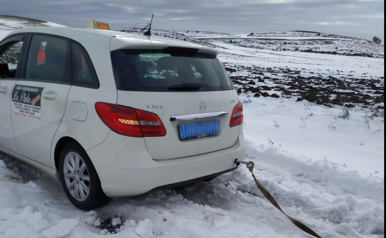 Rescatado un taxista atrapado en la nieve, acompañado de sanitarios y con vacunas COVID