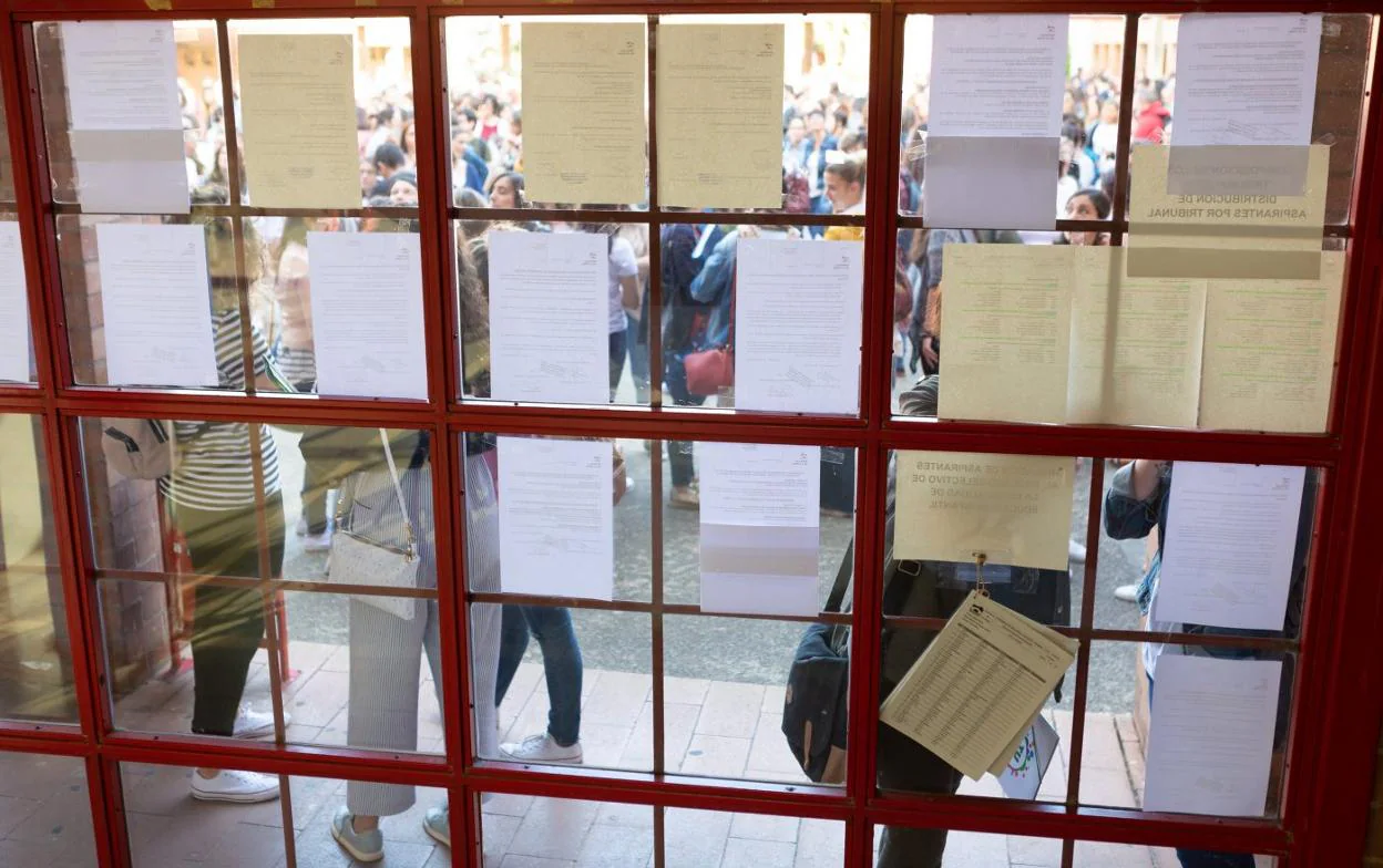 Aspirantes a una plaza de maestro a las puertas del IES Cosme García antes de entrar al examen en junio del 2019. 