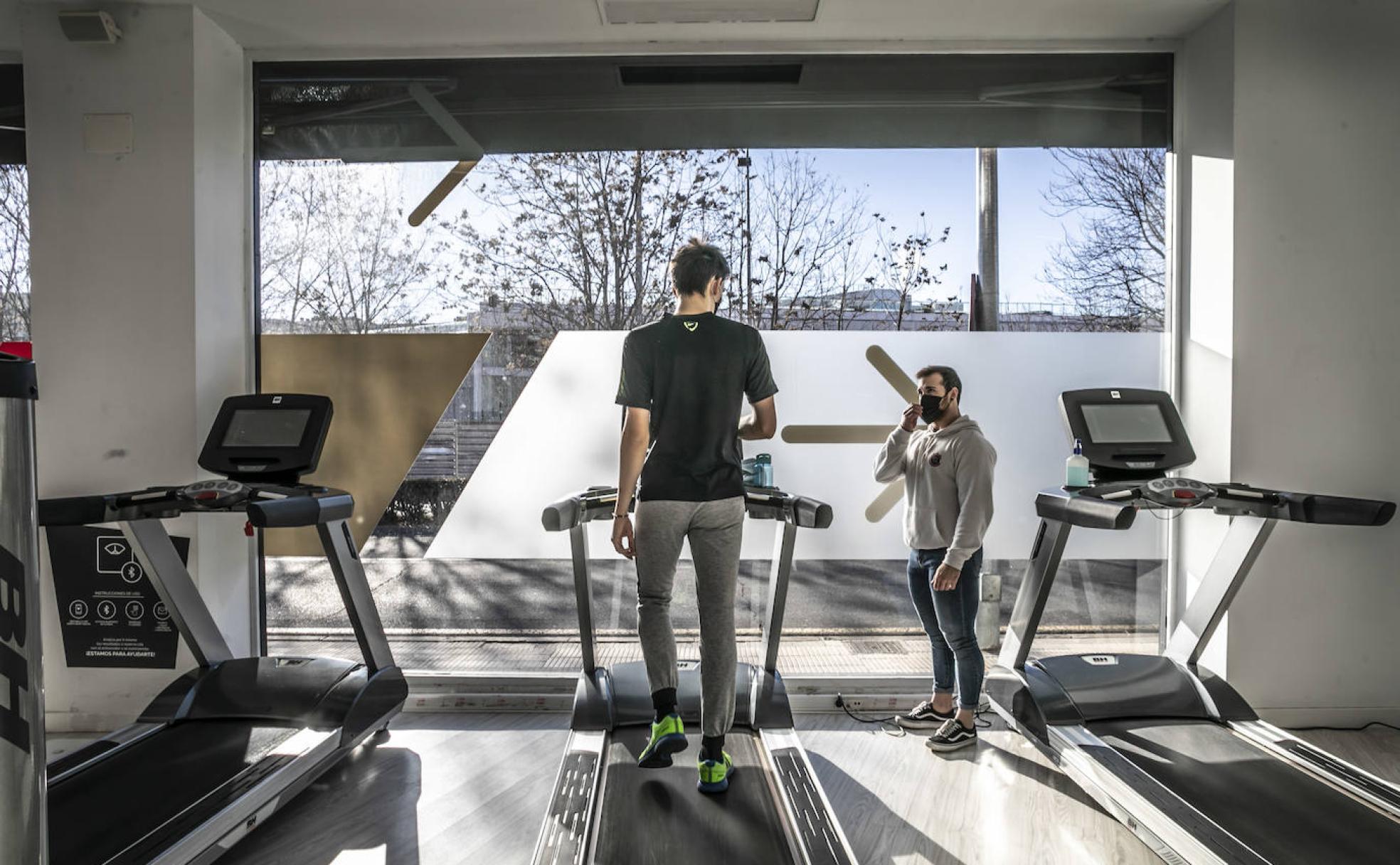 Un usuario del Sparta Sport Center, practicando deporte en el interior de las instalaciones.